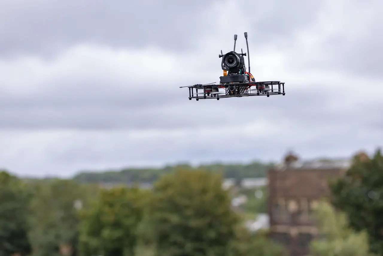 Drone volant avec une caméra